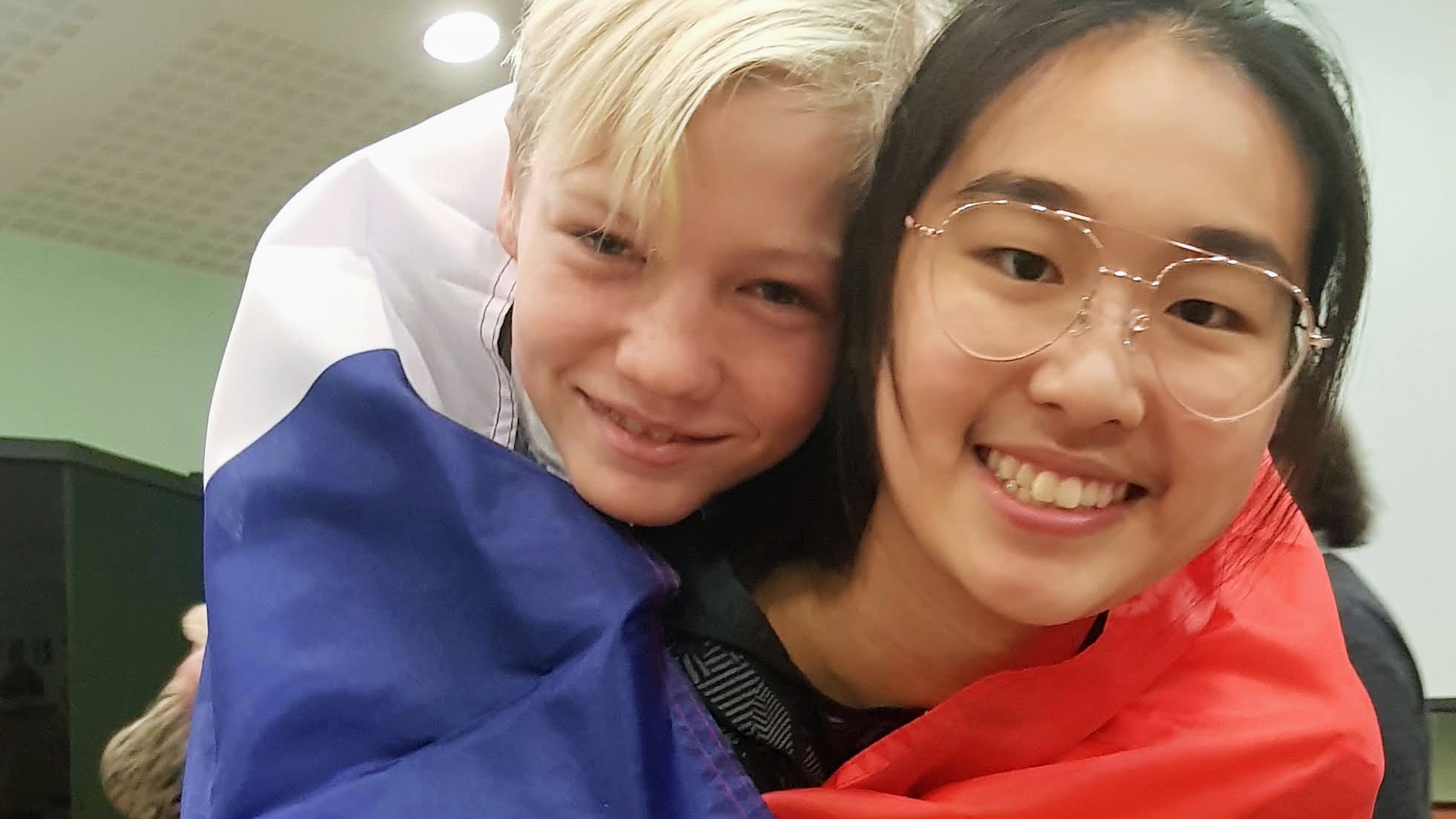 Jeune Français et étudiante de Hong Kong souriant ensemble — symbole d’ouverture, de tolérance et d’amitié entre cultures