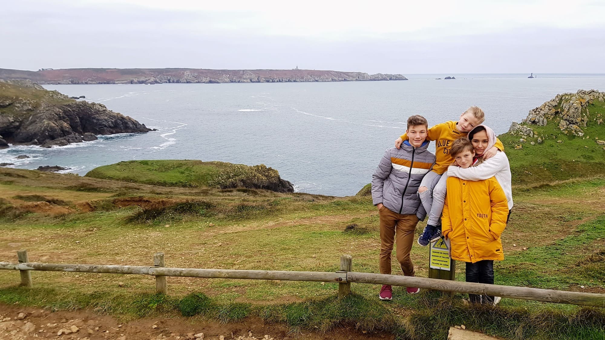 Notre famille française avec Camila, une jeune Bolivienne, découvrant les paysages de France — une rencontre qui a inspiré la création de Coco Swap
